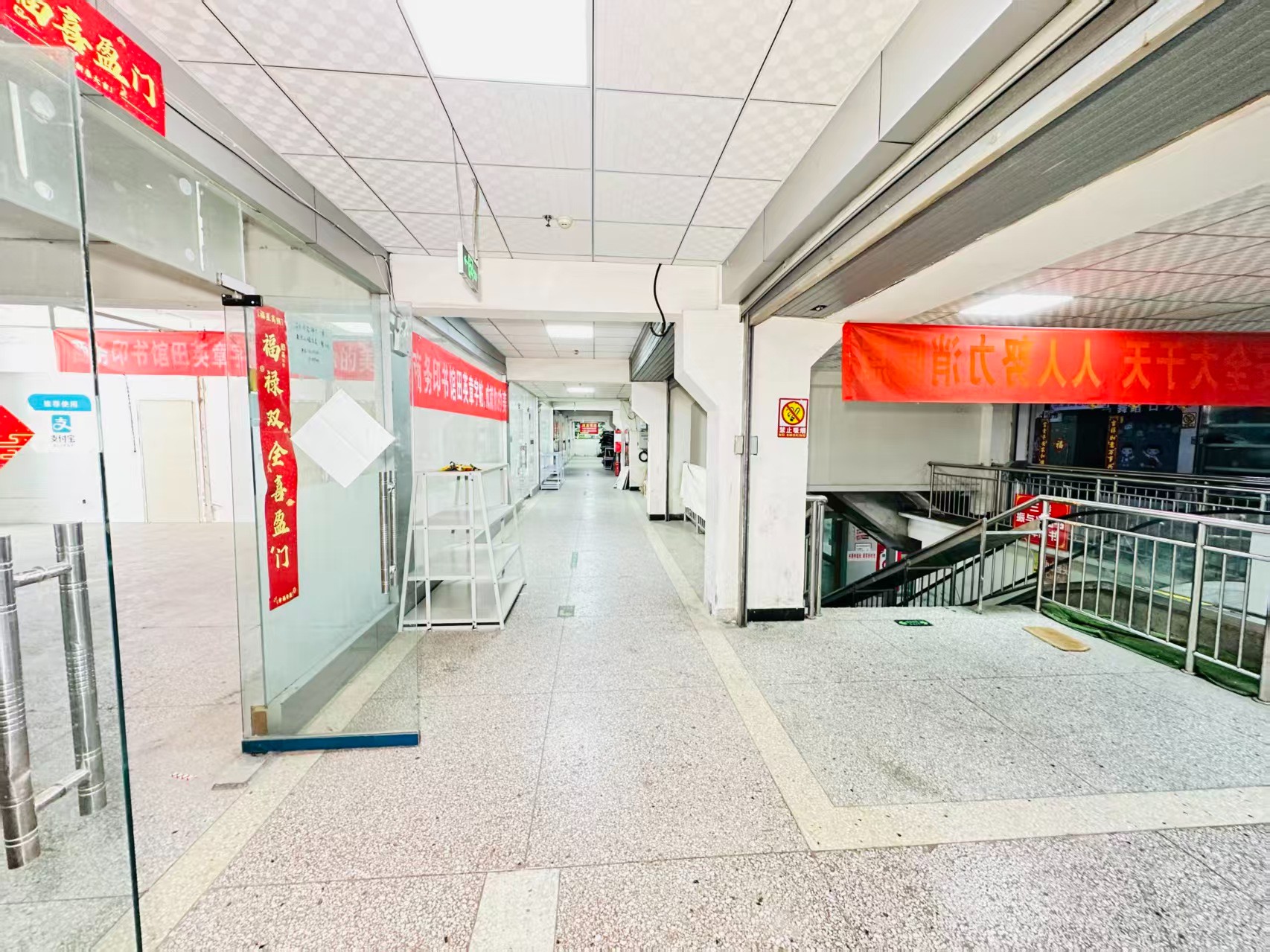 经一号街引入人工智能技术应用场景，推动AI与商业、零售、电商、企业服务等领域融合发展。